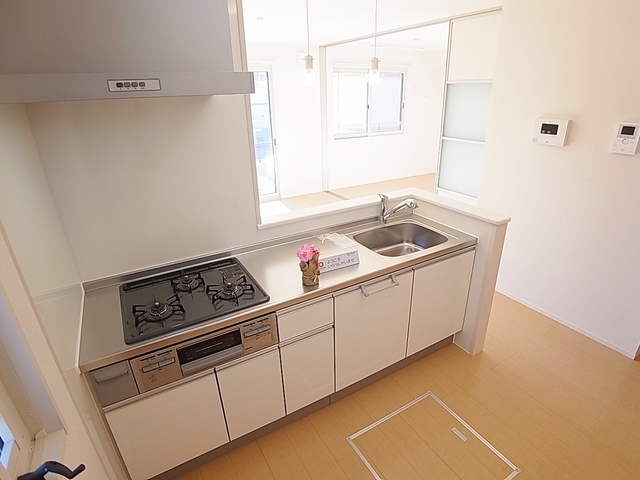 キッチン　カウンターキッチン。システム３口ガスコンロ・グリル付