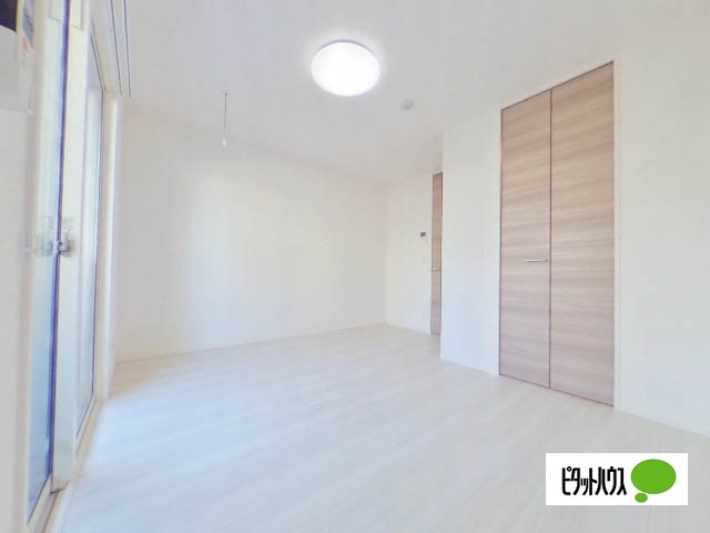 居室・リビング　同物件別部屋