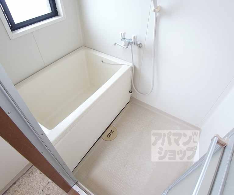 バス・シャワールーム　バスルームです。