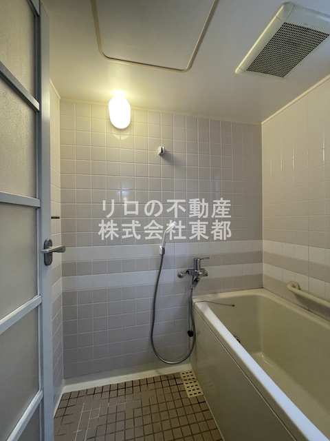 バス・シャワールーム　バスルームは沸かし直せる追焚機能付なので経済的です！