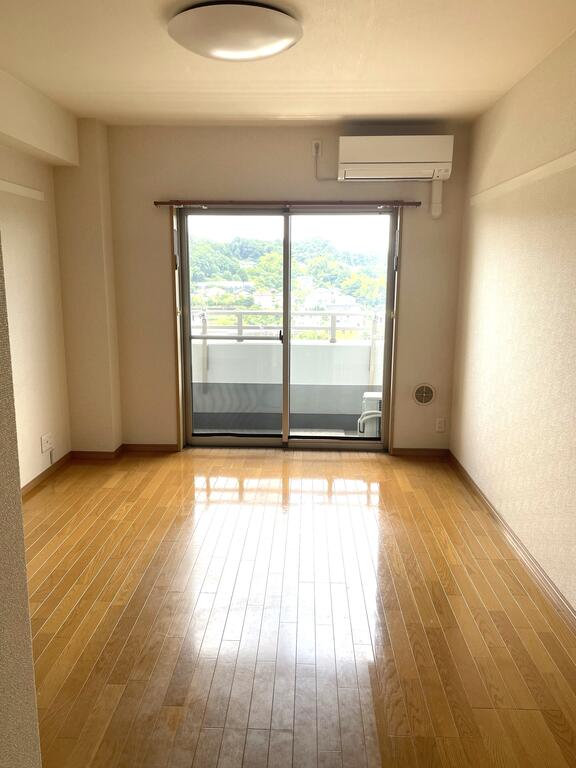 居室・リビング　洋室８帖のお部屋は南向きで日当たり良好。（別室の写真です）