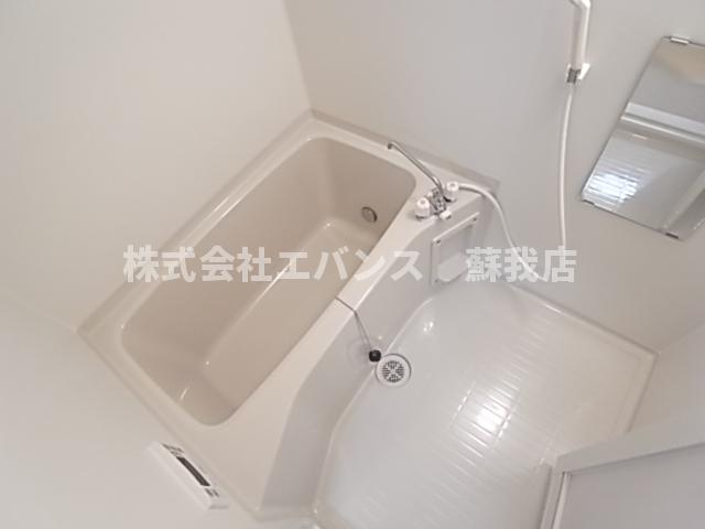 バス・シャワールーム　コンパクトで使いやすいお風呂です