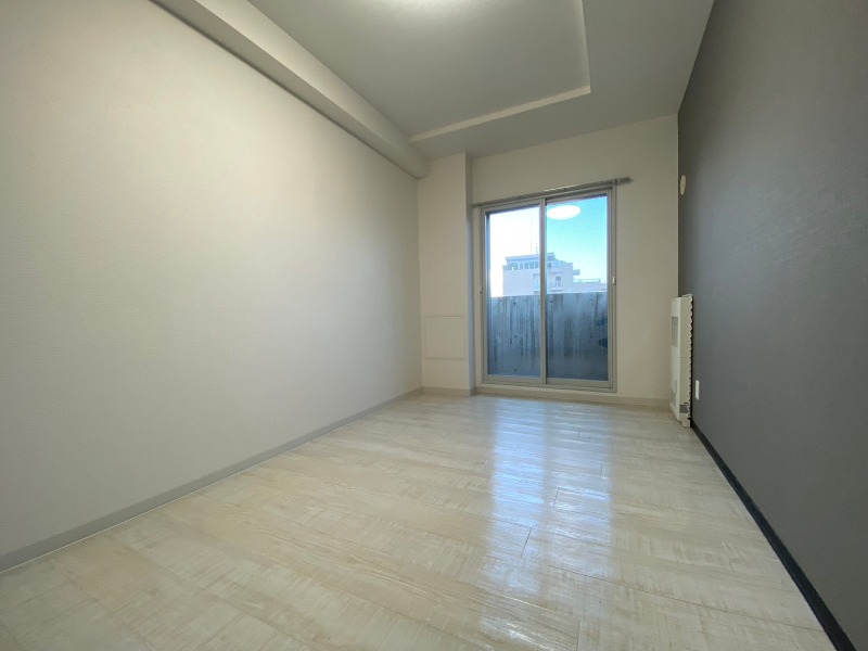 その他部屋・スペース　寝室はこちらです。光が差し込む、温かみのあるお部屋です。