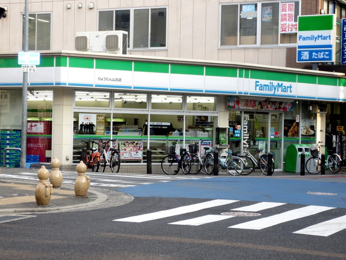 コンビニ　ファミリーマート（コンビニ）まで15m