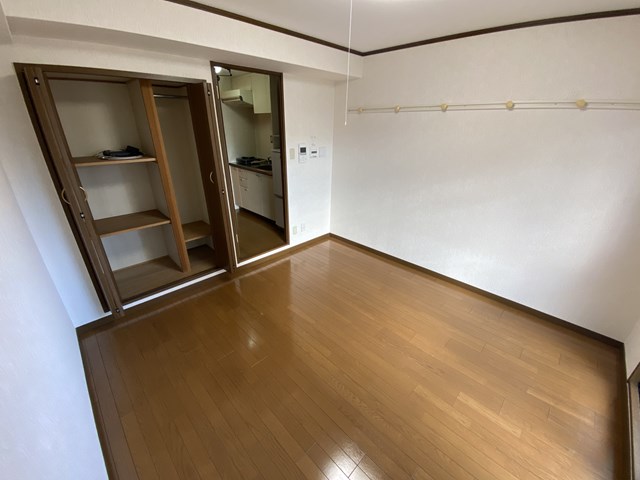 居室・リビング　床色が落ち着いた色合いで綺麗です♪