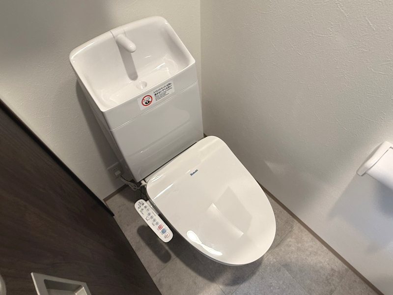 京王線 明大前駅 徒歩10分 4階建 築1年のトイレ写真