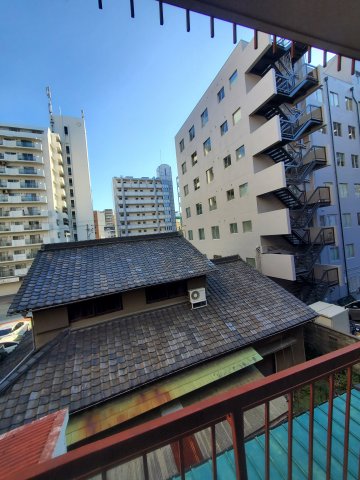 眺望　隣は戸建てなので陽ざし、風通しは良好です。