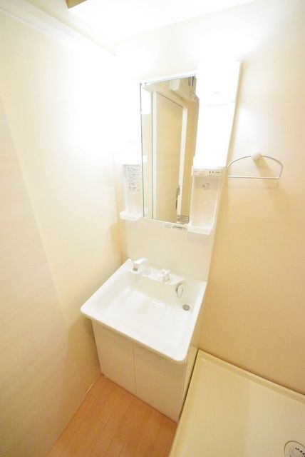 洗面設備　同建物内の別部屋参考写真です