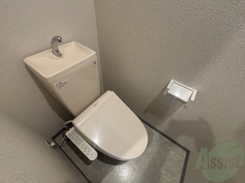 トイレ　トイレは温水洗浄便座です。シンプルな雰囲気になっています。