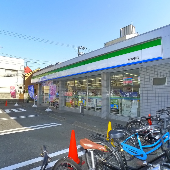 コンビニ　ファミリーマート（コンビニ）まで550m