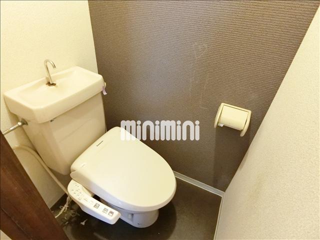 トイレ　温水洗浄便座付きのトイレです。
