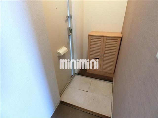 玄関　玄関に下駄箱があります。