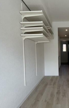 収納　稼働棚で自由な収納スペースを作れます。
