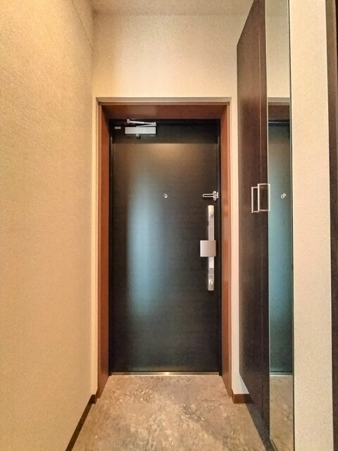 玄関　★嬉しい姿見付きの玄関★