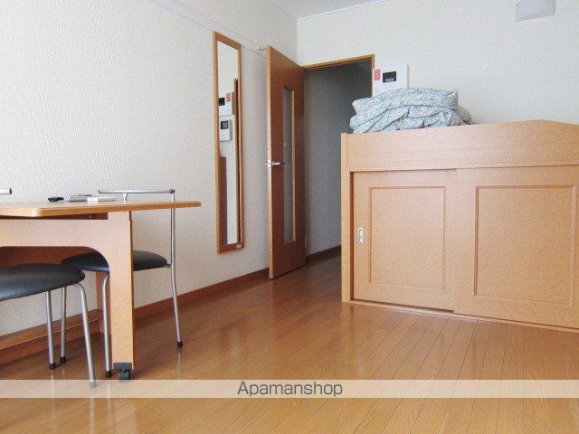 レオパレスウエストTOKUMAの居間写真