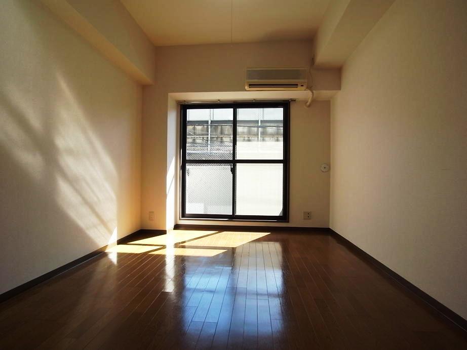 居室・リビング　落ち着いた色合いの床材を使用した居住空間