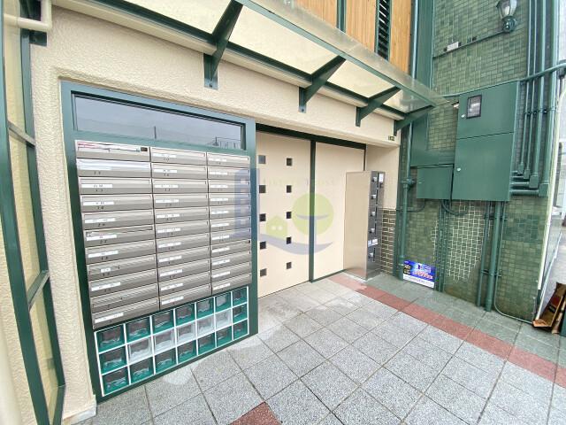 エントランス　オートロック付きで安心のお手伝い、お洒落なエントランスです