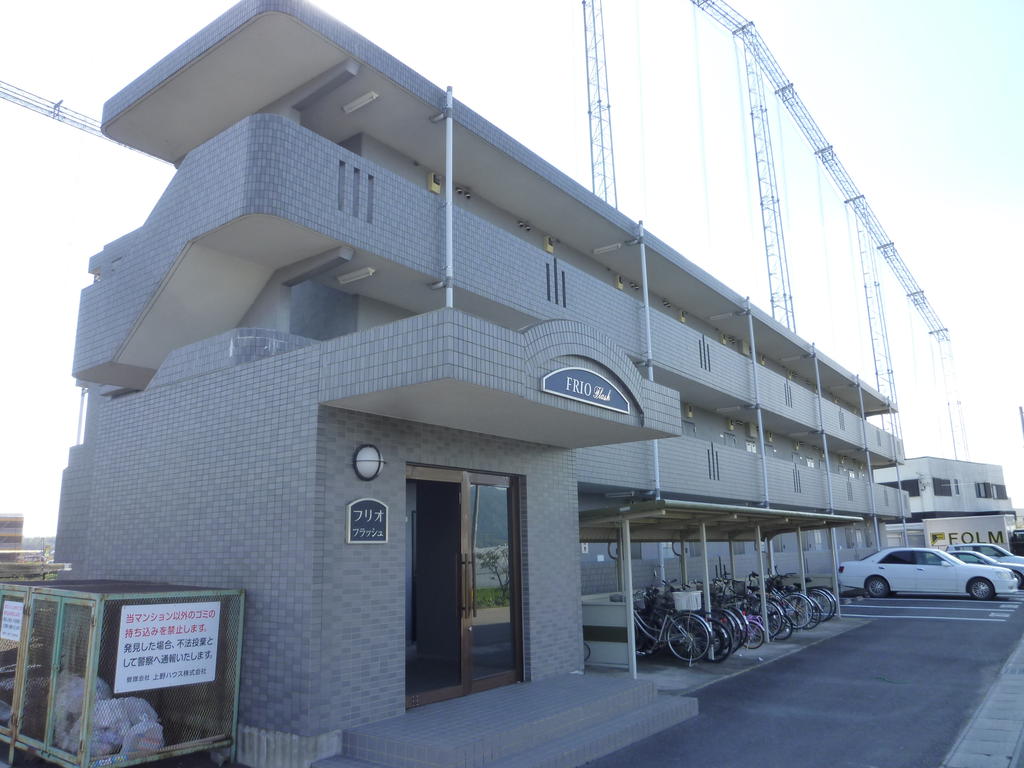 エントランス　駐輪場も完備