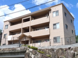 広島市安佐北区落合のマンションの建物外観