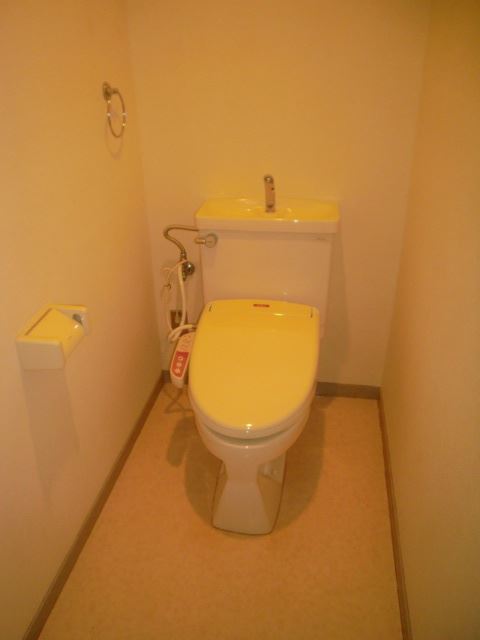 トイレ　温水洗浄便座完備です