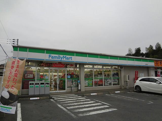 コンビニ　ファミリーマート／直方感田店（コンビニ）まで70m