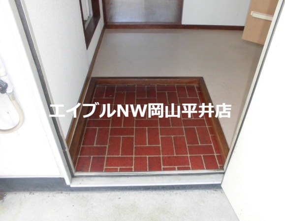 【岡山市中区さいのアパートの玄関】