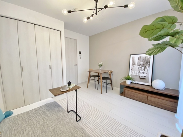 居室・リビング　別角度から（家具は設置例）