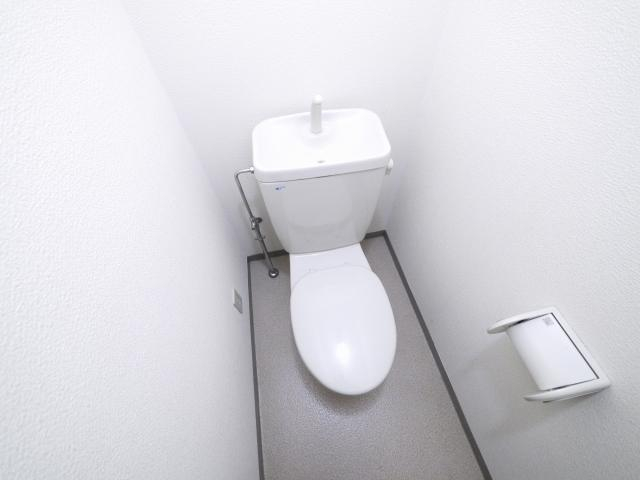 トイレ　落ち着いた色調のトイレです