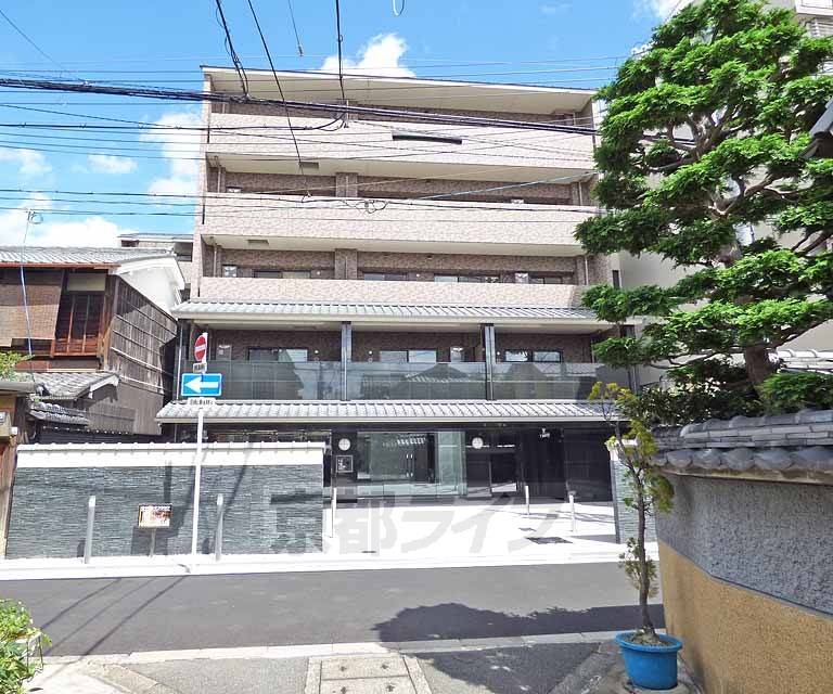京都市上京区西無車小路町のマンションの建物外観