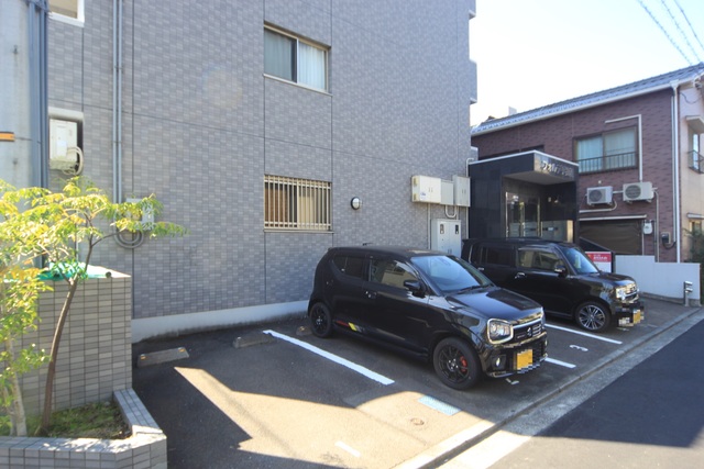 【松山市平和通のマンションの駐車場】