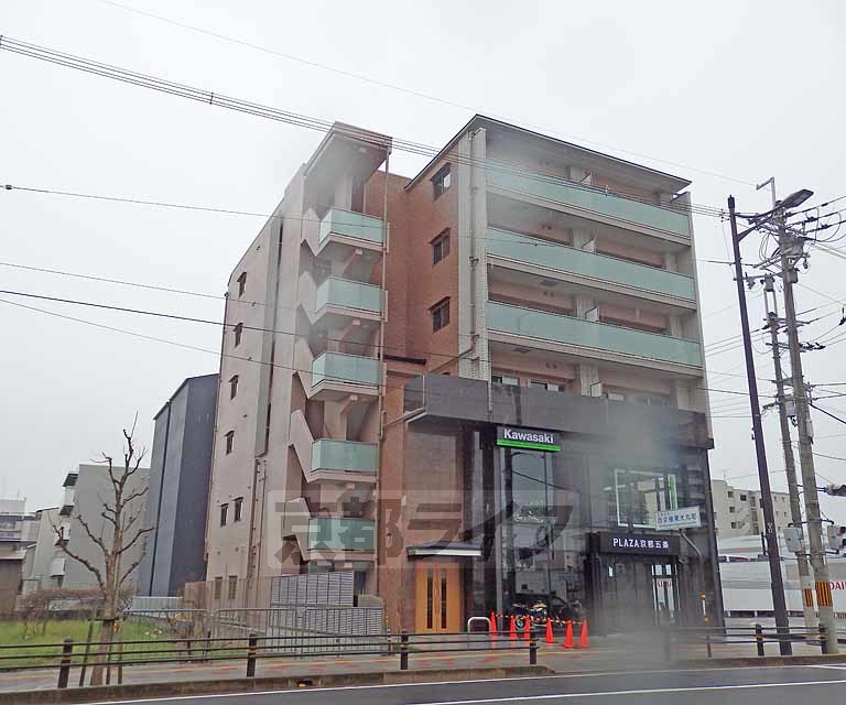 京都市右京区西京極東大丸町のマンションの建物外観