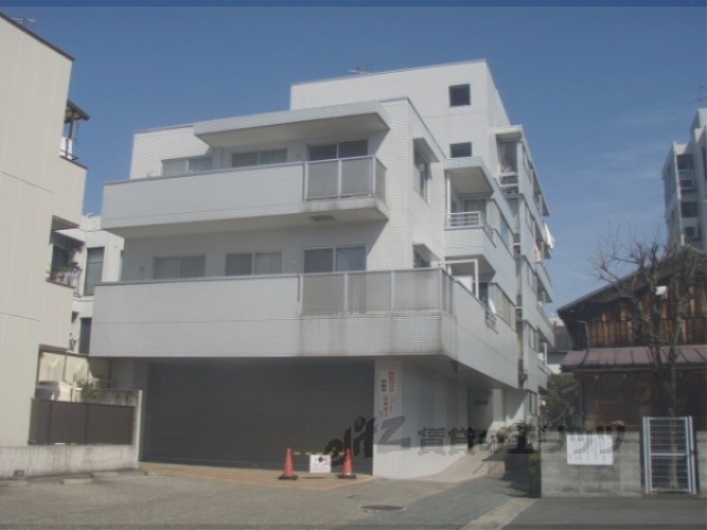 京都市山科区御陵大津畑町のマンションの建物外観