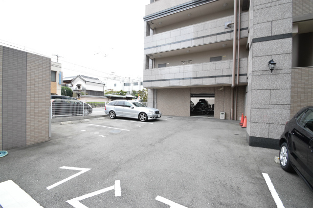 【吹田市垂水町のマンションの駐車場】