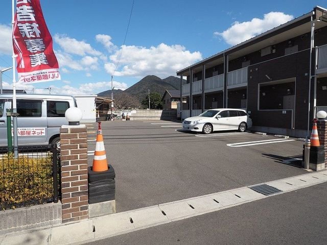 【北九州市小倉南区蜷田若園のアパートの駐車場】