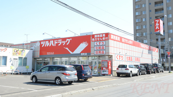 ドラックストア　調剤薬局ツルハドラッグ西町店（ドラッグストア）まで885m