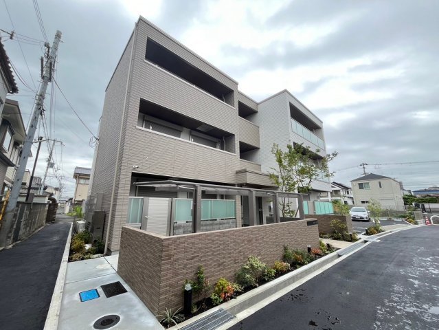 【泉大津市二田町のマンションの建物外観】