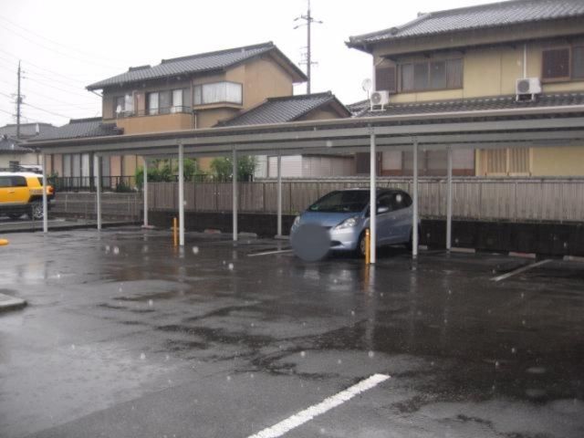 【四日市市下之宮町のアパートの駐車場】