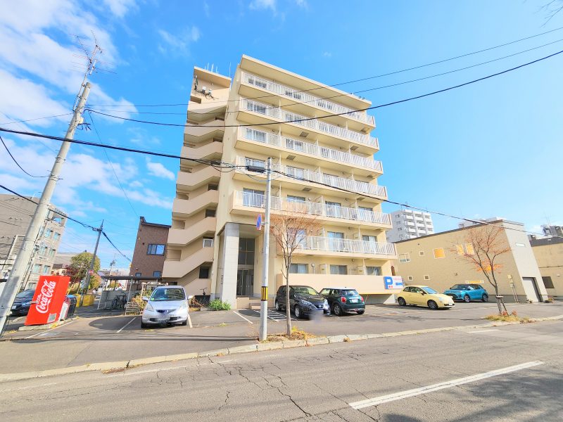 札幌市北区北二十一条西のマンションの建物外観