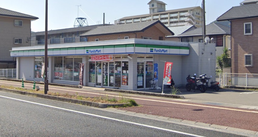 コンビニ　ファミリーマート高知北竹島店（コンビニ）まで666m