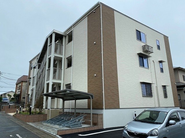 小田原市西酒匂のアパートの建物外観