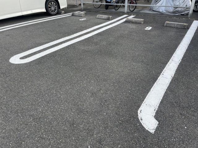 【メルシー　ボンジョルネ　Ｂ棟の駐車場】