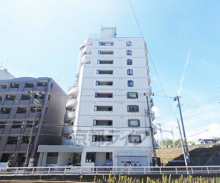 京都市右京区西京極西池田町のマンションの建物外観