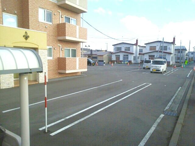 【旭川市北門町のマンションの駐車場】