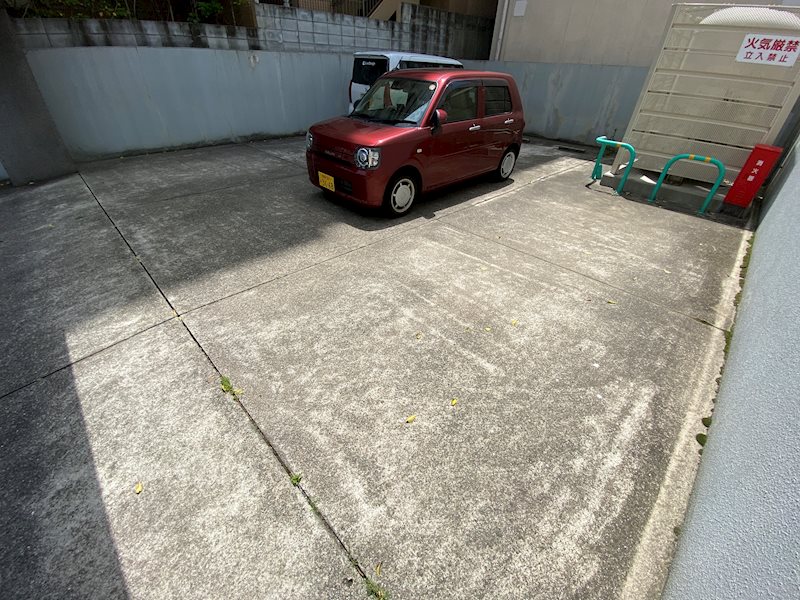 【姫路市東延末のマンションの駐車場】