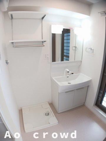 洗面設備　明るい洗面所です