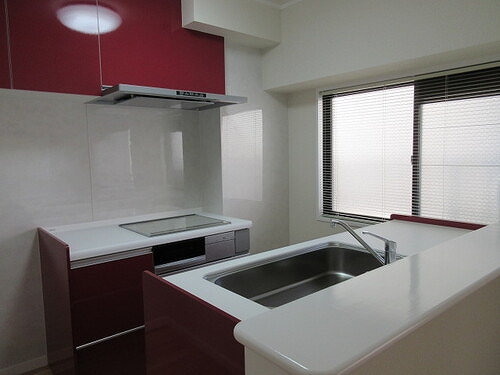 キッチン　3口コンロ・グリル付きの使いやすいシステムキッチンです♪