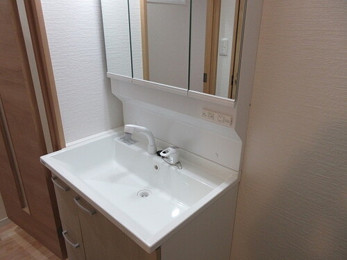 洗面設備　３面鏡付洗面化粧台です☆