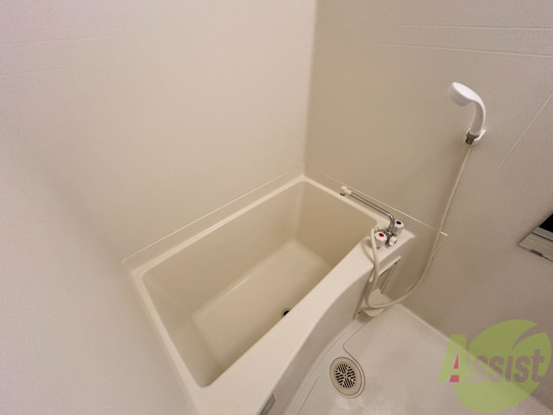 バス・シャワールーム　お風呂はこちら。１人暮らしにはピッタリのサイズ感ですね！