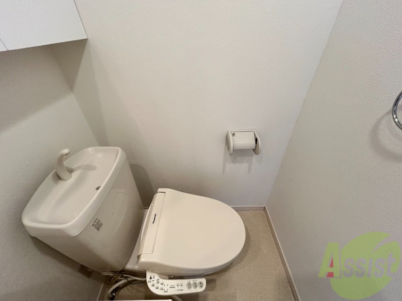 トイレ　温水洗浄便座でウォシュレット付きなので快適です。