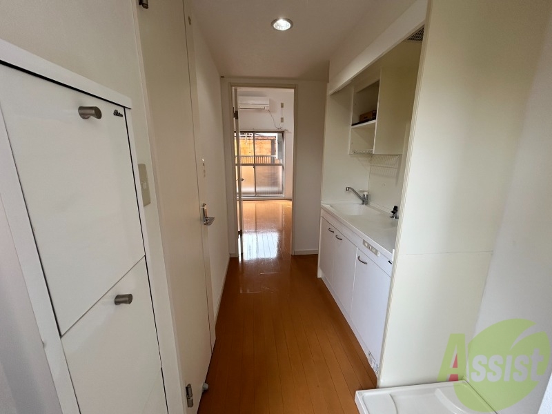 玄関　玄関は白を基調とした内装なので明るく感じる出来ます。